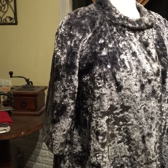 Silver crshd velvet Cape - Picture 2 of 4